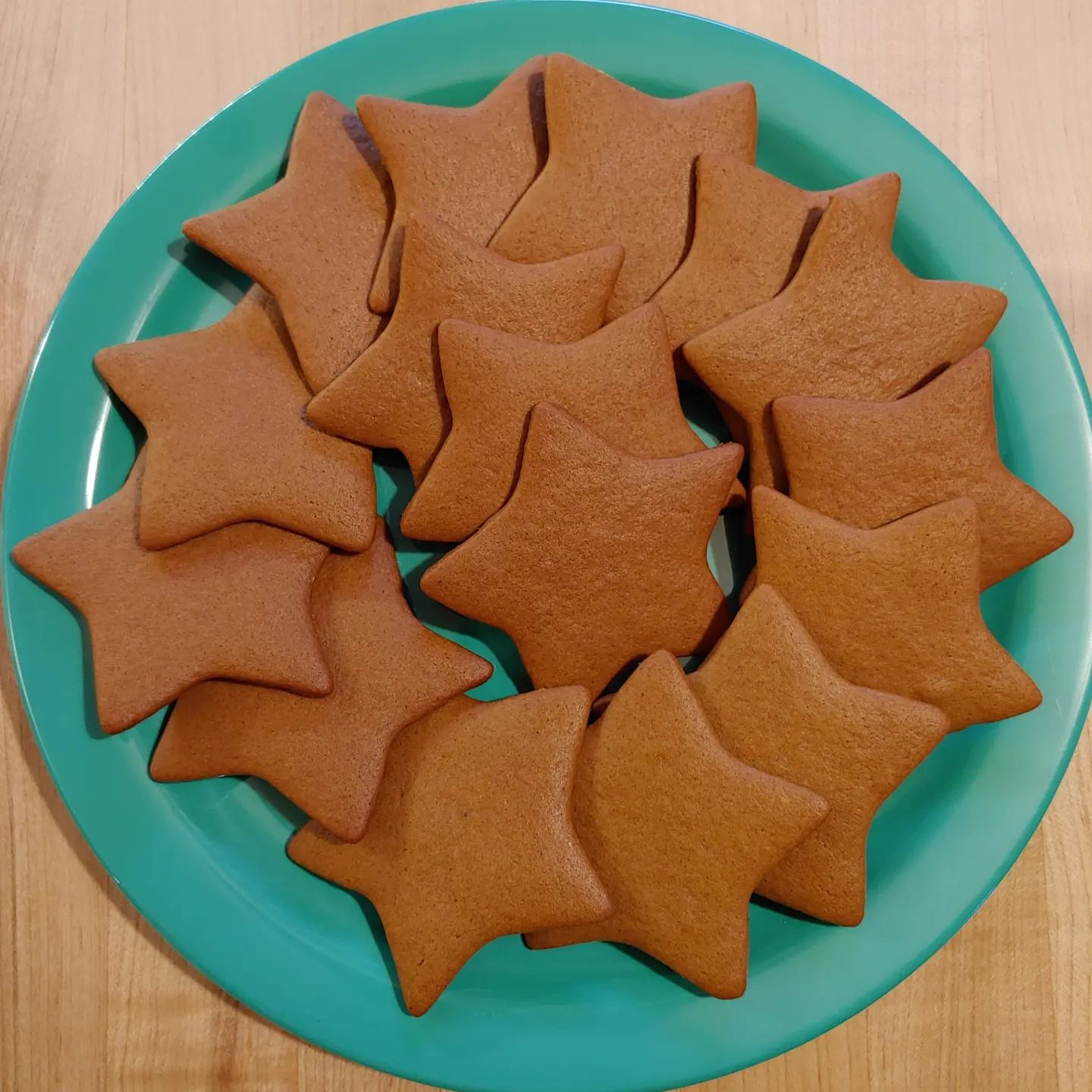 I've decided the trend in holiday cookies this year is minimalist. At least around here, it is. I've got tons of patience for cooking projects of many kinds, but decorating cookies has never been one of them. #gingerbreadcookies #happyholidays