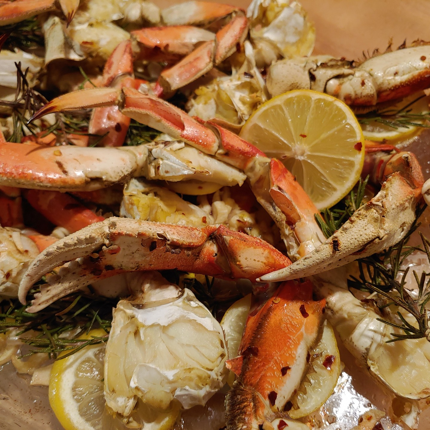Dinner a couple of nights ago, finally got to dig into some Dungeness!! An easy, delicious, wildly aromatic preparation roasting the crab with fresh rosemary, lemon, garlic and chile flakes. The recipe's in my latest newsletter, link's up in the bio. #seafood #seafoodsavvy #dungenesscrab #crabseason #lifeinthenorthwest #homecooking